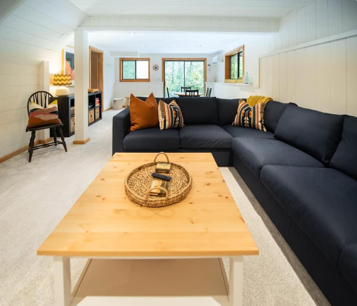 Berkshire Vacation Rentals: Stonebridge Cabin: Modern Amenities Enjoy Nature Ли Экстерьер фото