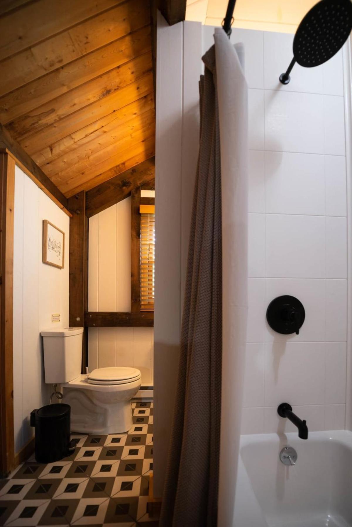 Berkshire Vacation Rentals: Stonebridge Cabin: Modern Amenities Enjoy Nature Ли Экстерьер фото