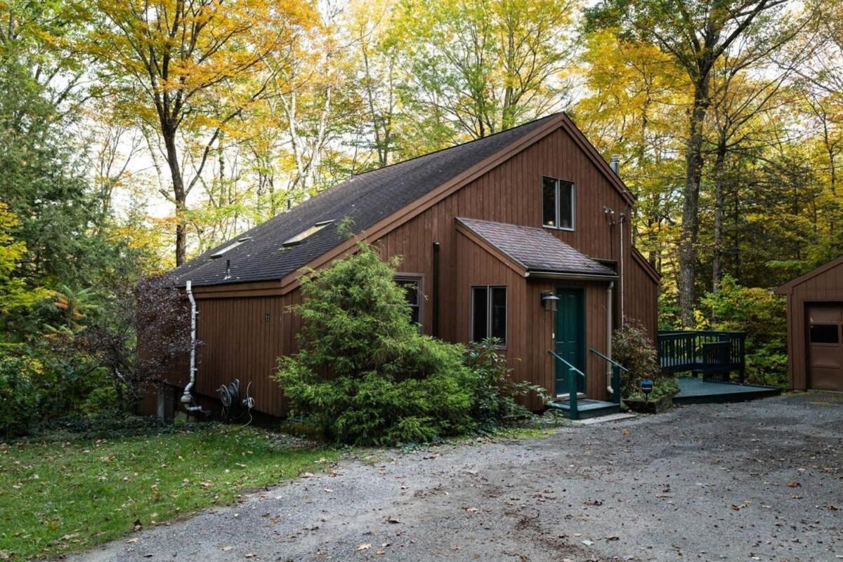 Berkshire Vacation Rentals: Stonebridge Cabin: Modern Amenities Enjoy Nature Ли Экстерьер фото